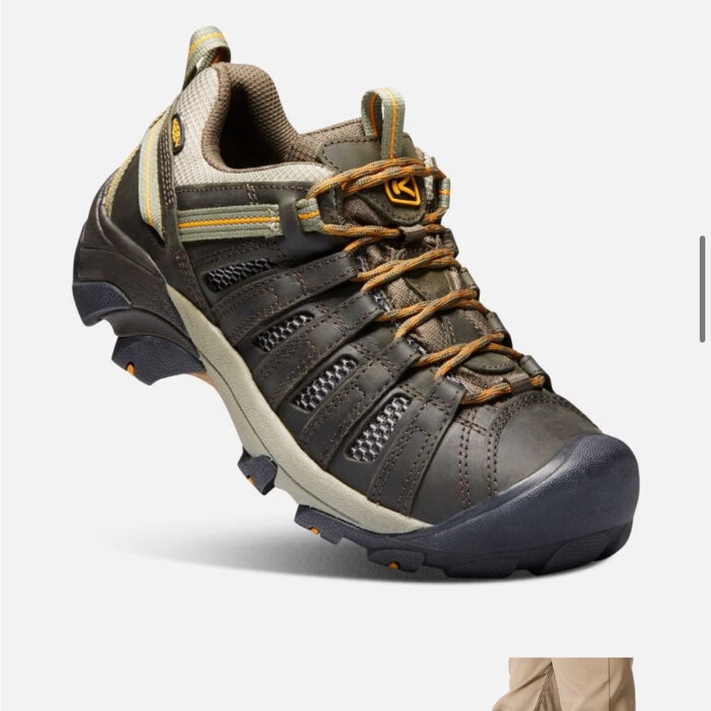 Keen’s  Men's Voyageur hiking shoes